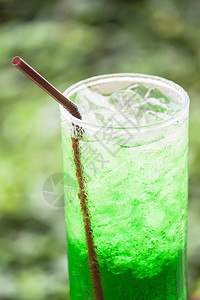 含冰块的非酒精绿色饮料图片