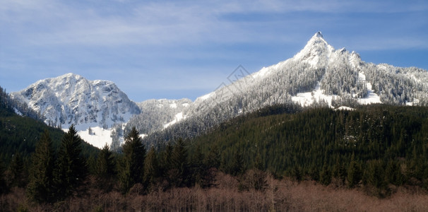 峰值北纬90度的山上一片清雪覆盖了山丘背景