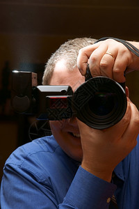 男人摄影师Dslr和闪光灯拍照图片