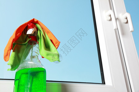 使用工具抹布和喷洒洗涤剂清洁窗户图片
