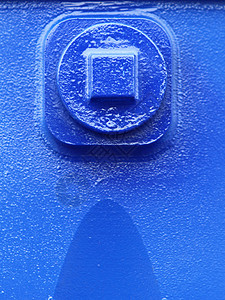 在工业机械的钢板层表面蓝机器螺栓图片