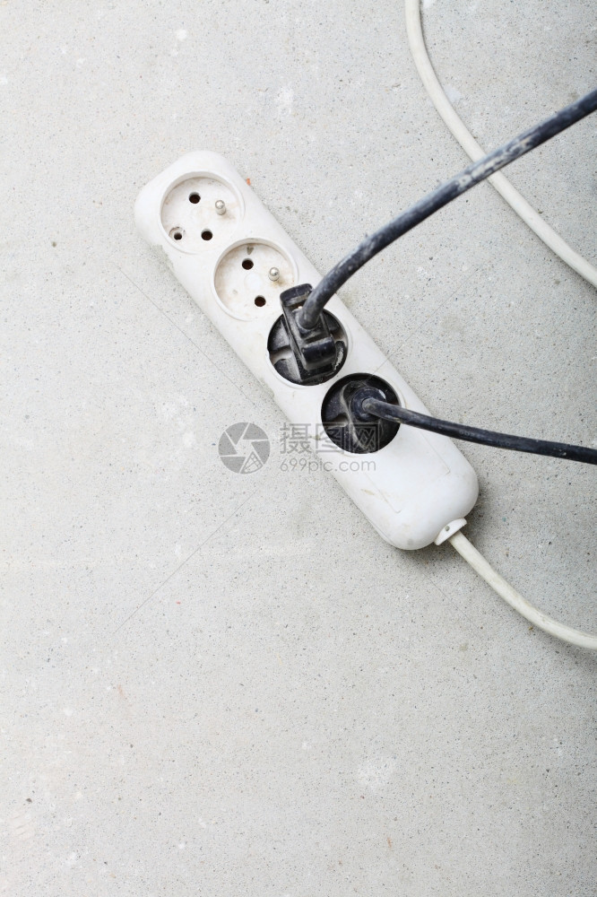 与建筑工地的电源条或延伸区相连的电线图片