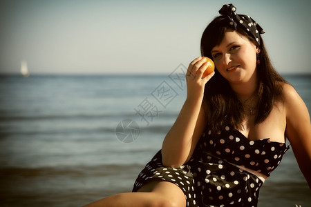 彩色的沙滩上有苹果的女复古图片