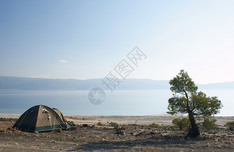 湖边绿色帐篷的风景露营旅行图片