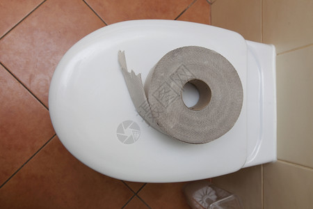 洗手间组织卷厕所碗上的纸图片