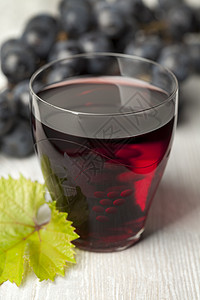 杯子里新鲜红葡萄汁图片