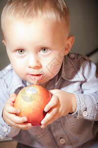 童年快乐健康的食物可爱男孩的肖像图片