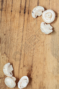 蔬菜食品新鲜白色蘑菇框架木制厨房餐桌背景的冠军背景图片