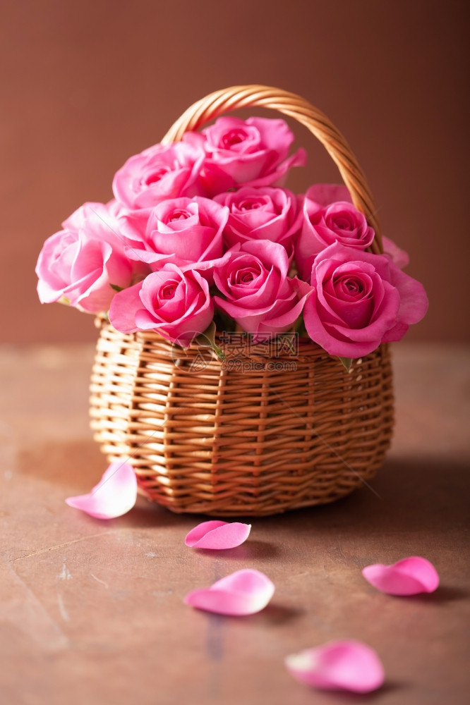 美丽的粉色玫瑰花篮子束图片