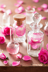 瓶中玫瑰用玫瑰花和鲜火瓶装的炼粉和芳香疗法背景