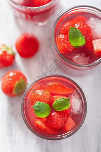 草莓果汁和薄荷夏季饮料图片