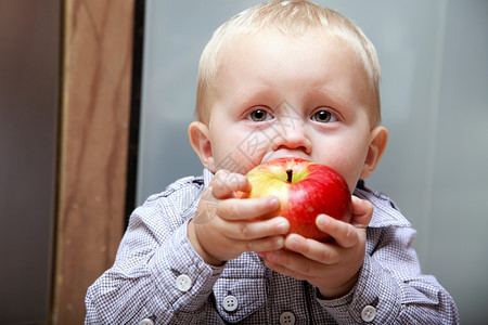 男孩吃苹果补充营养图片