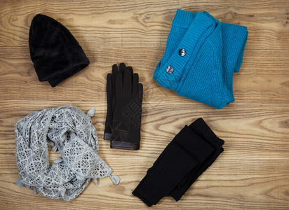 挂在铁制木板上的秋天或冬季服装和附件的盖头包括手套帽子羊毛袜围巾和衣开销高清图片素材
