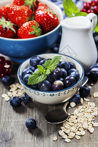 健康早餐Muesli和浆果健康饮食概念图片