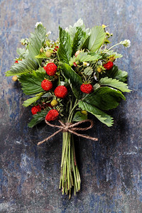 木本底的新鲜野生草莓夏季健康或素食饮概念图片