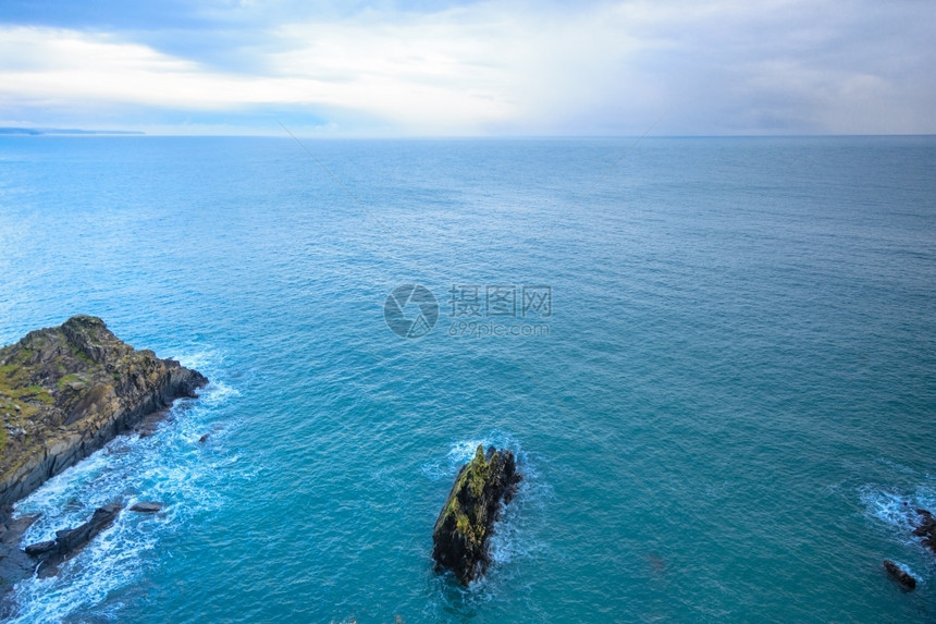 爱尔兰的风景海岸线亚特兰海滨岩石岸景色爱尔兰欧洲科克县图片