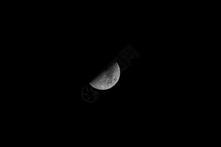 夜晚天空的半个月亮明亮的高清图片素材