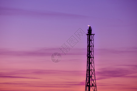 黄昏时格但斯克炼油石化工厂的晚霞图片
