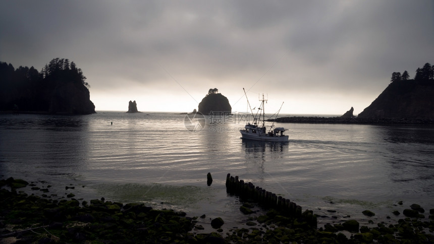一个渔民在LaPush的Marina日落前出去工作图片