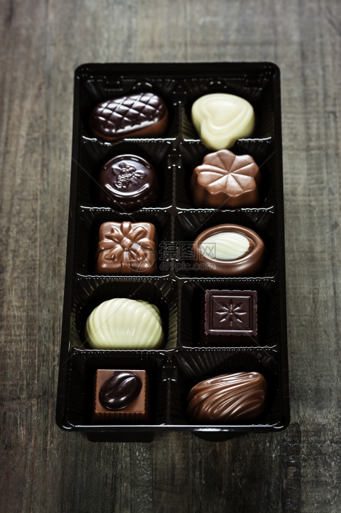 盒子里的各式巧克力图片