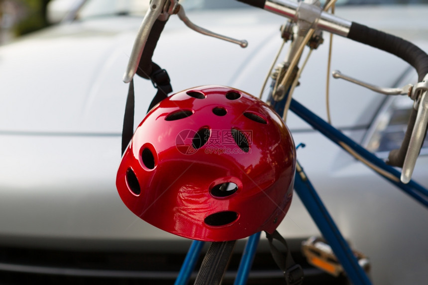 自行车头盔和在面模糊的前横向闭合图像图片