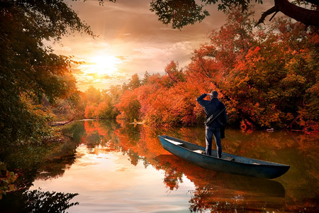 在河上坐船的男人图片