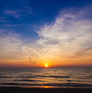 海滩日落中出阴天高清图片素材