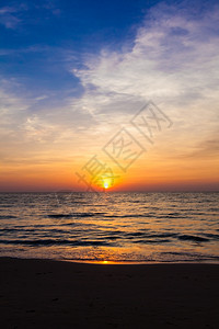 海滩日落中出水高清图片素材