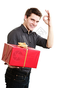 英俊的年轻人送红礼物盒带金丝显示不错成功手牌图片