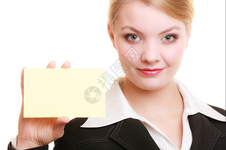 广告持有空白副本的年轻妇女将白色的黄名片空放在白的黄名片上背景图片