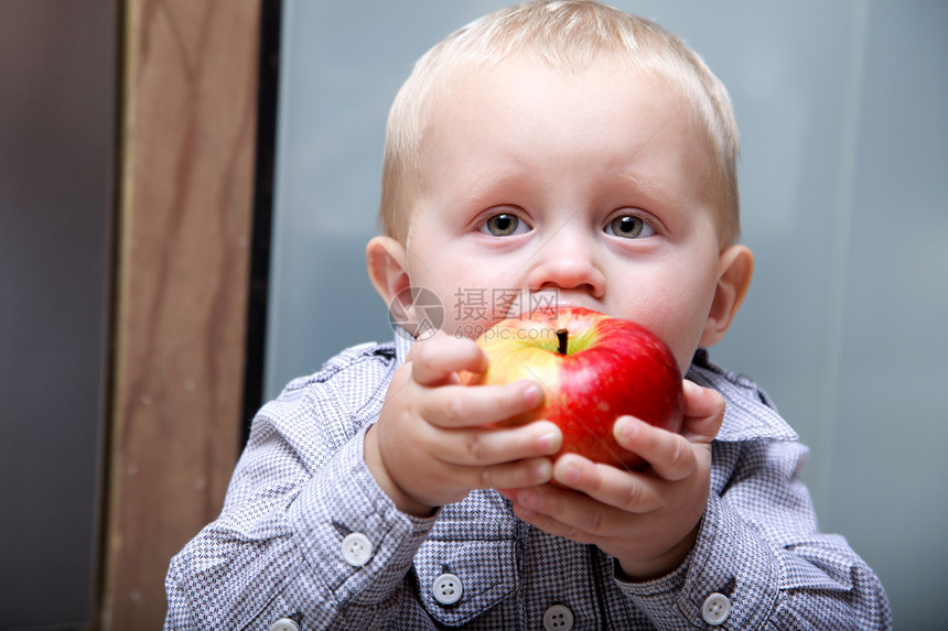 小男孩在吃苹果图片