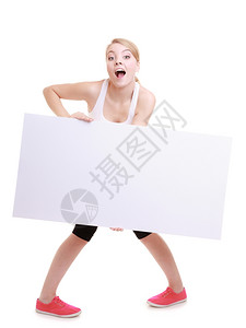 健美的身女人有趣的大眼睛握着标志运动女孩挂着空白的广告牌横幅孤立在白背景上背景图片
