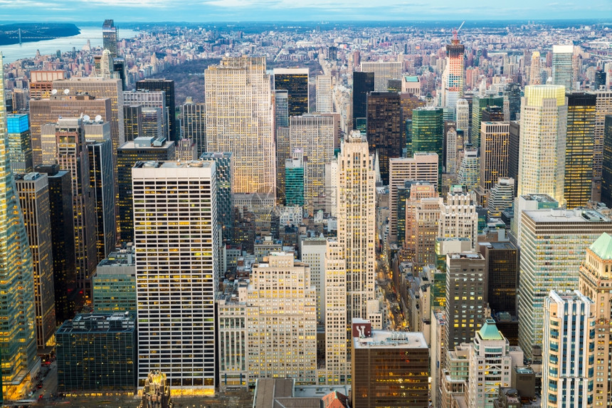纽约市天际线与城摩天大楼在美国黄昏图片