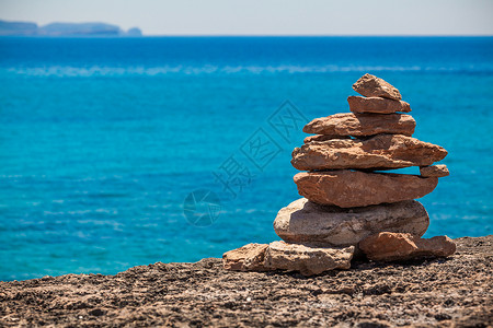 海滩和滨背景上的堆积石块图片