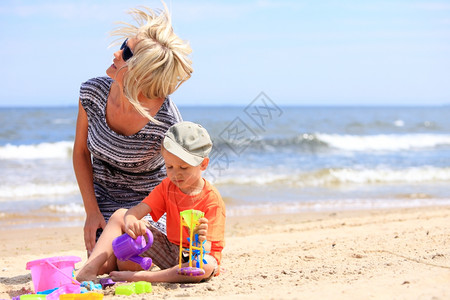 在海滩上的幸福家庭图片