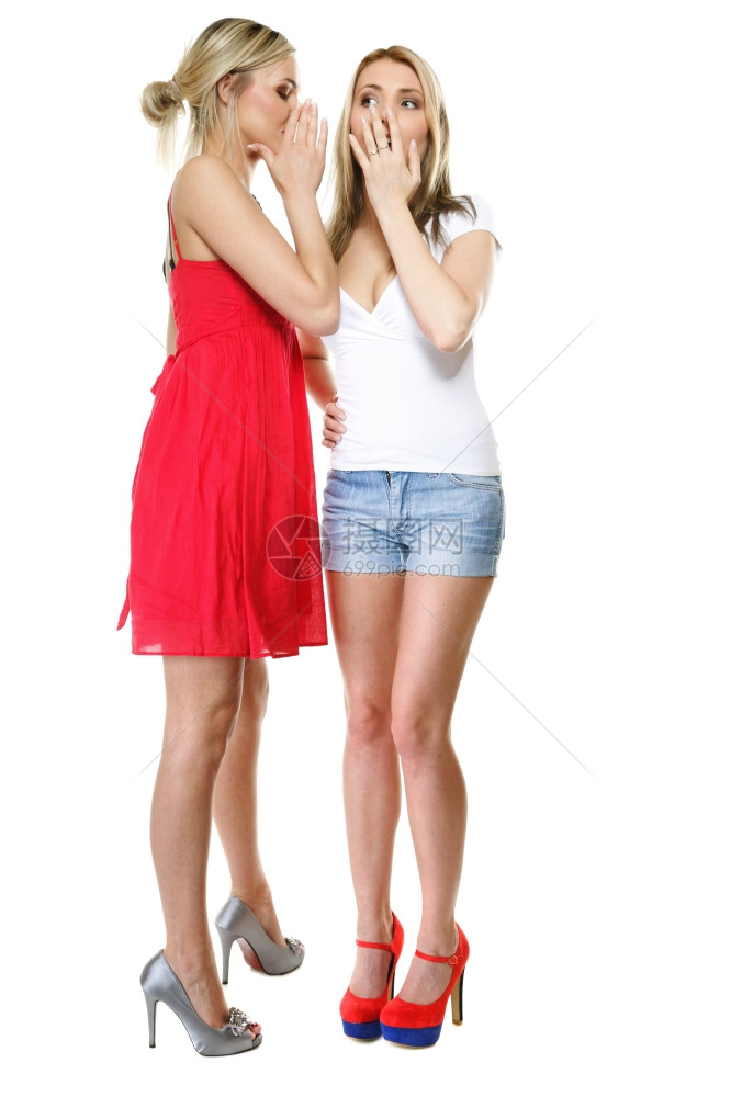 流言传闻两名女长时间女人对你朋友说秘密散布在白色背景上图片