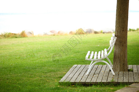 白木凳椅在公园休息图片