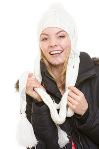 冬假穿着温暖衣服的快乐好女孩年轻女人在白衣上玩得开心图片