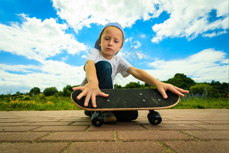 活跃的童年玩滑板图片