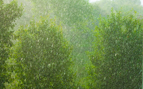 蒙蒙细雨在窗外的夏季雨中水滴在玻璃窗上作为背景纹理背景