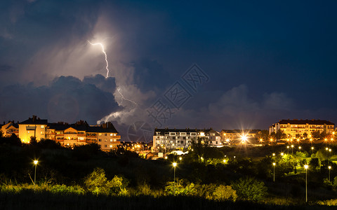 夜市的雷暴伴随着巨大的闪电背景图片