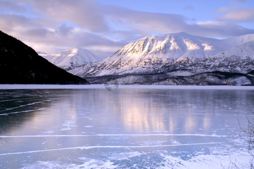 阿拉斯加凯奈湖冬天冷冻图片