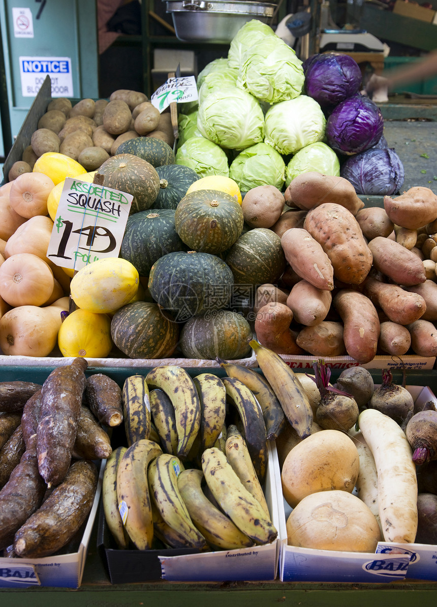 当地市场各种水果和蔬菜图片