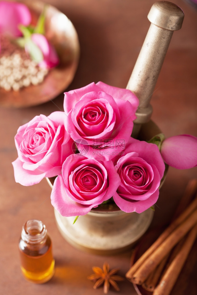 水疗和芳香法配有玫瑰花迫击和香料图片