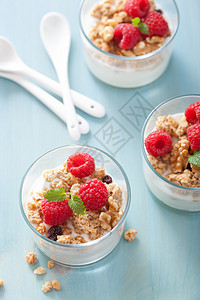 以酸奶面粉和草莓为早餐的健康图片