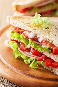 三明治加火腿番茄和生菜图片