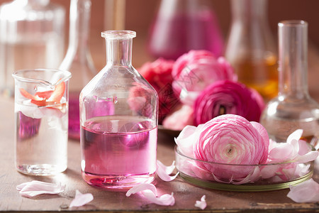 配有花和鲜瓶的彩虹形雪和芳香疗法的背景图片