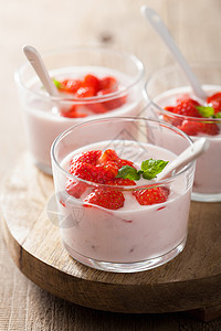 以酸奶和草莓为早餐的健康图片