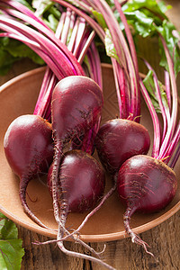 紫色甜菜木碗中的新鲜甜菜背景