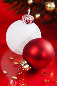 白色和红的圣诞节球图片